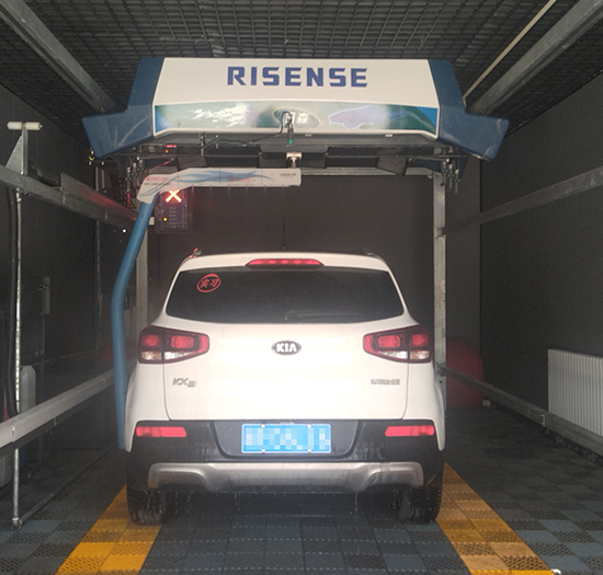 新疆加油站安装单摆臂无接触洗车机和水循环系统